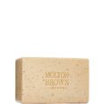 molton-brown-re-charge-black-pepper-cleansing-body-scrub-250-g-1675689481