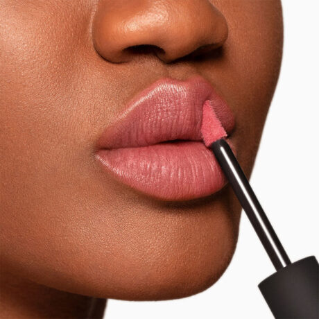 NARS_SU21_AirMatteRefresh_PDPCrop_OnModel_Shag_Deep_GLBL_2400x2400