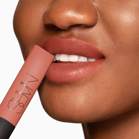NARS_SU21_AirMatteRefresh_PDPCrop_OnModel_Thrust_Deep_GLBL_2400x2400